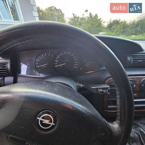 Седан Opel Omega 1998 в Люботине
