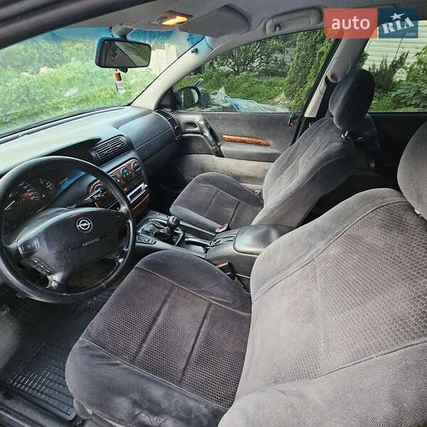 Седан Opel Omega 1998 в Люботине