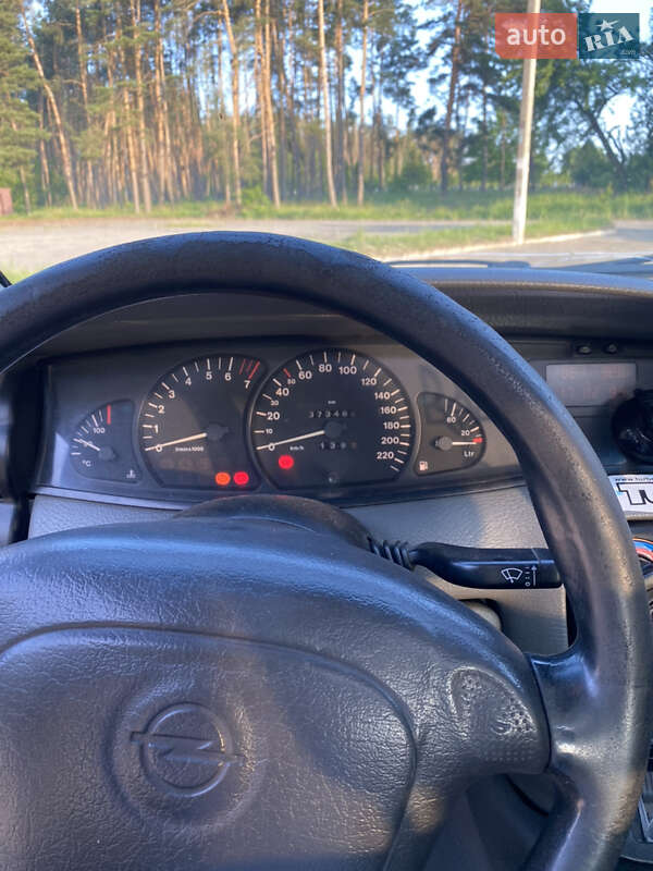Седан Opel Omega 1995 в Катеринополе