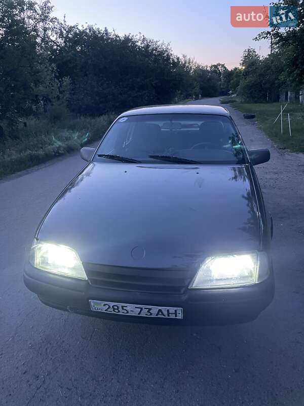 Седан Opel Omega 1991 в Днепре
