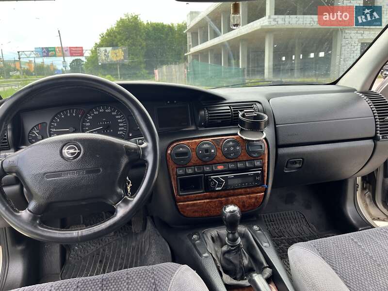 Седан Opel Omega 1996 в Луцке фото 3 Седан Opel Omega 1996 в Луцке