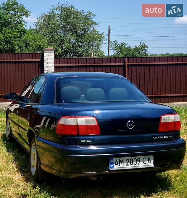 Седан Opel Omega 2000 в Вороновиці