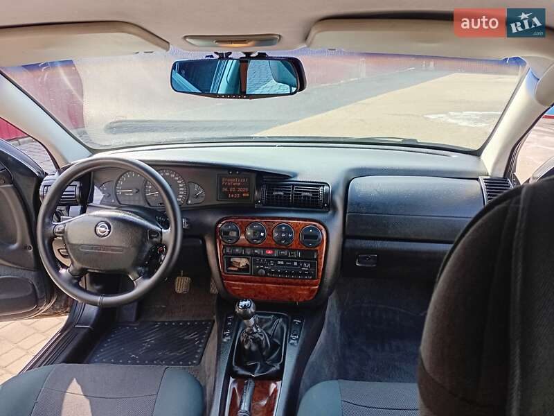 Седан Opel Omega 1998 в Львове