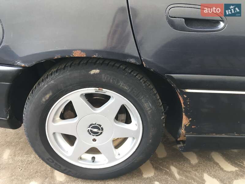 Седан Opel Omega 1998 в Львове