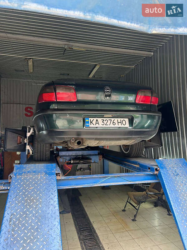 Седан Opel Omega 1997 в Киеве