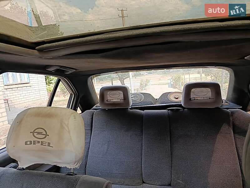 Седан Opel Omega 1987 в Казанке