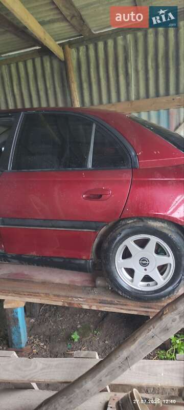 Седан Opel Omega 1996 в Корце
