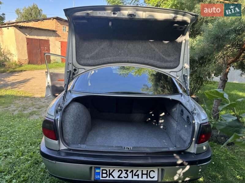 Седан Opel Omega 1998 в Дубні