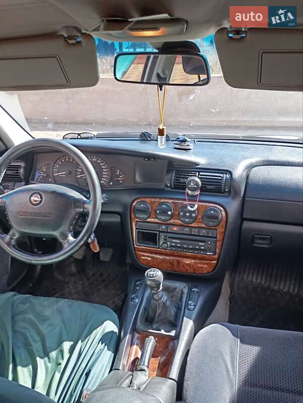 Седан Opel Omega 1998 в Гайсину