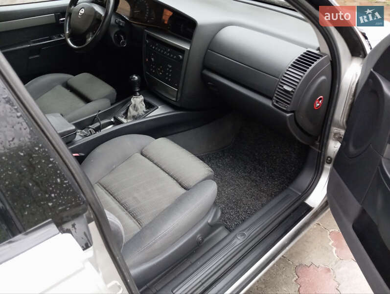 Седан Opel Omega 2003 в Волочиске