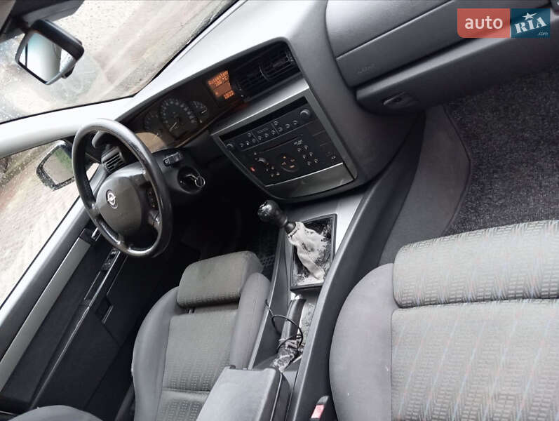 Седан Opel Omega 2003 в Волочиске