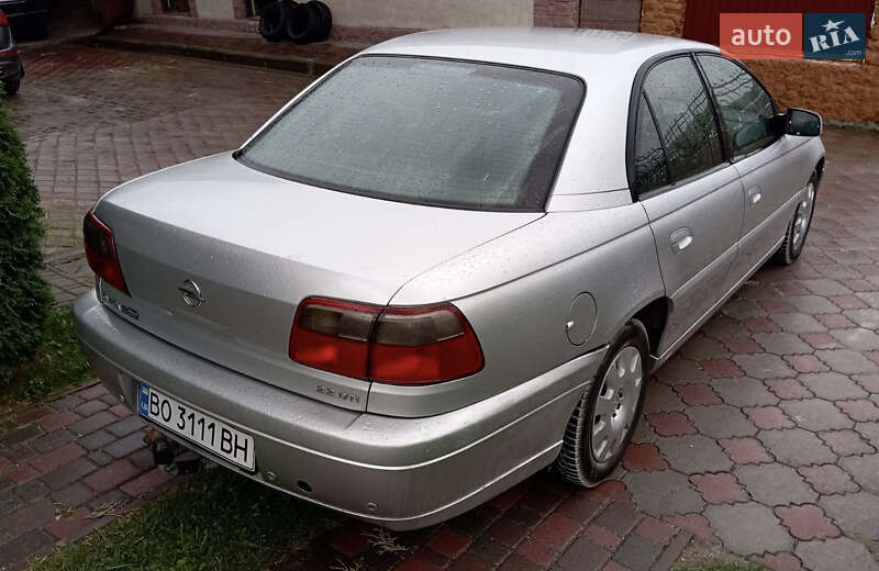 Седан Opel Omega 2003 в Волочиске
