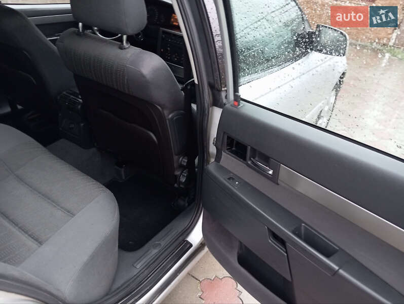 Седан Opel Omega 2003 в Волочиске