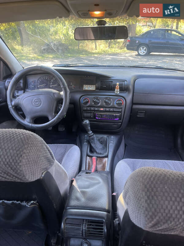 Седан Opel Omega 1995 в Василькові