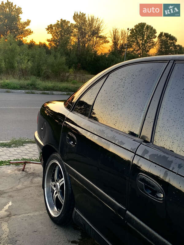 Седан Opel Omega 1998 в Синельниково