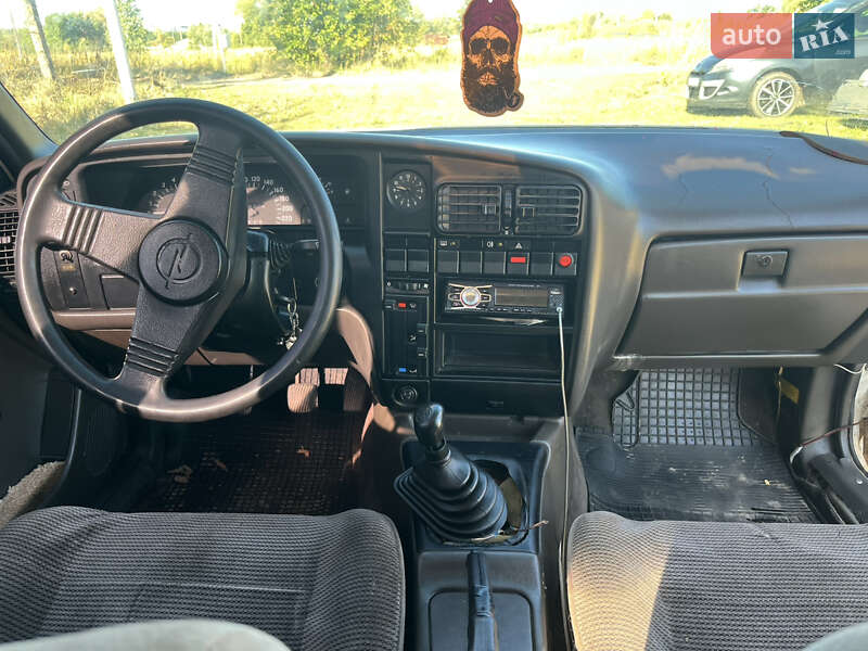 Седан Opel Omega 1987 в Чернігові