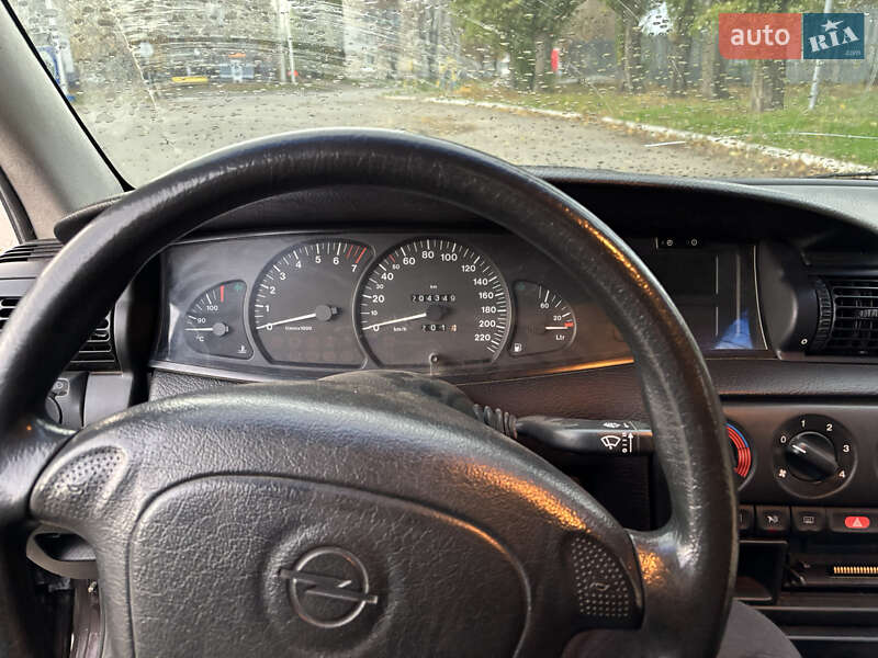 Седан Opel Omega 1994 в Кременчуге