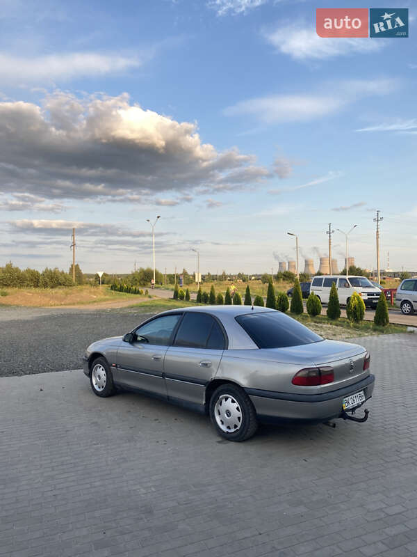 Седан Opel Omega 1995 в Вараше
