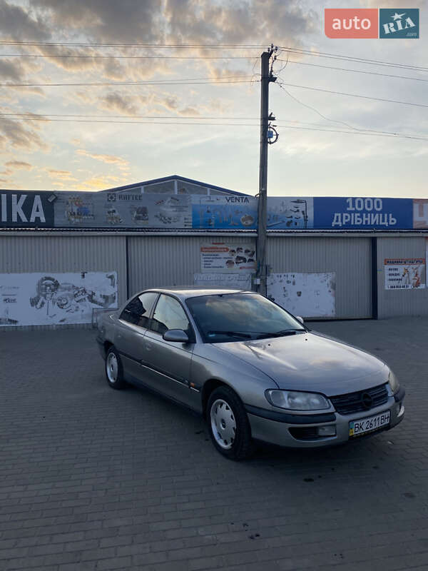Седан Opel Omega 1995 в Вараше