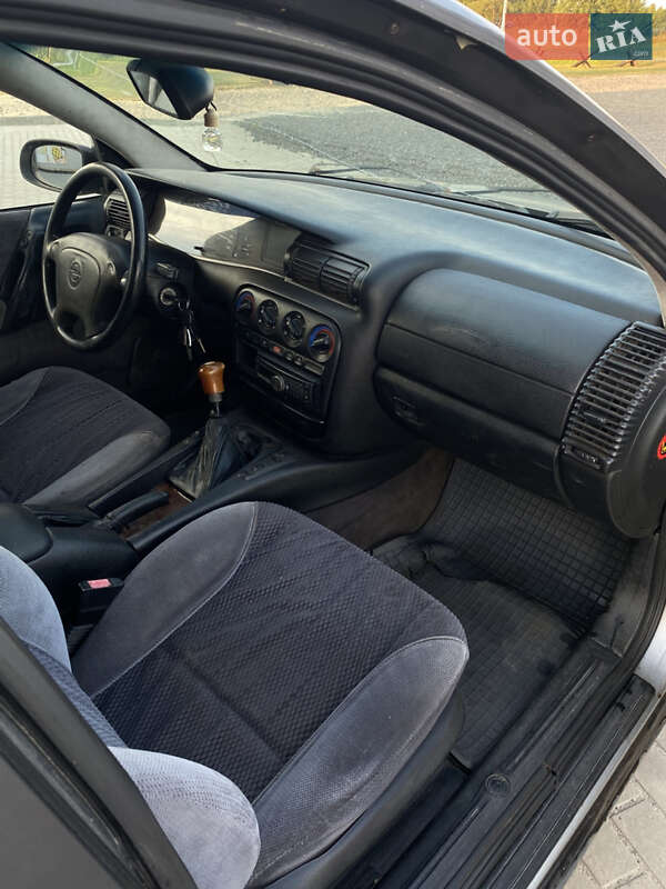 Седан Opel Omega 1995 в Вараше