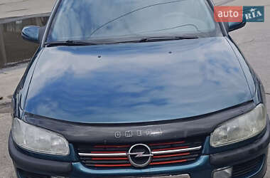 Седан Opel Omega 1997 в Гайсине