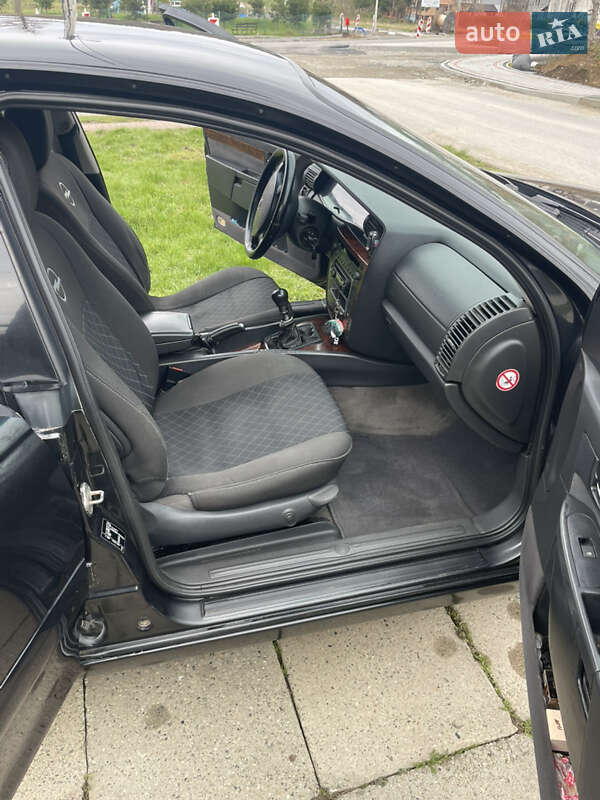 Седан Opel Omega 2000 в Львове