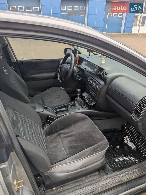 Седан Opel Omega 1995 в Івано-Франківську