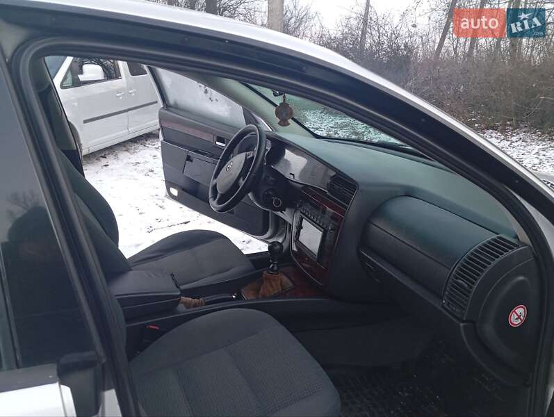 Седан Opel Omega 2000 в Новоукраинке