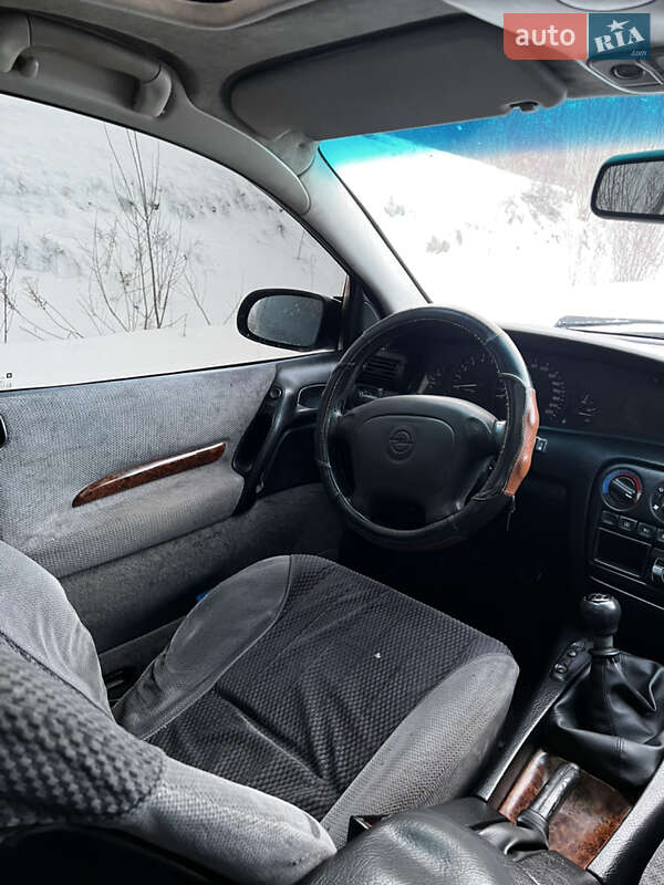 Седан Opel Omega 1995 в Бродах