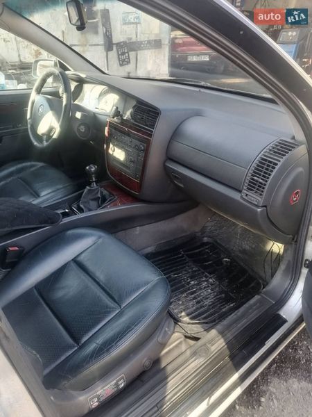 Седан Opel Omega 2001 в Черновцах