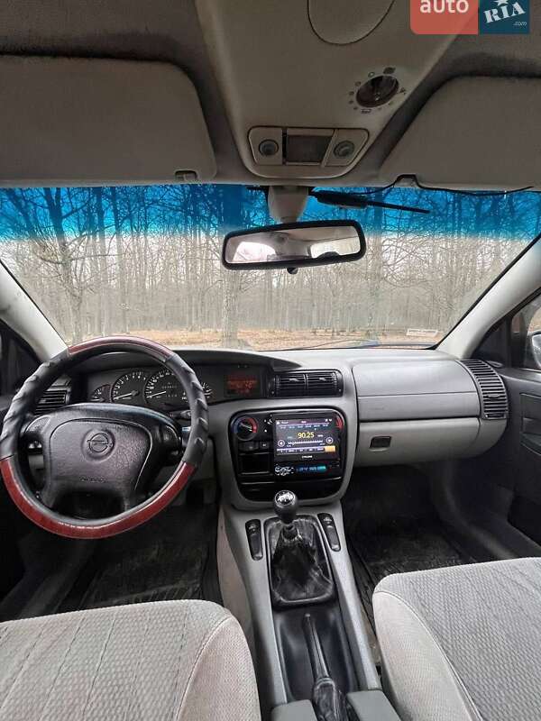 Седан Opel Omega 1994 в Костополе