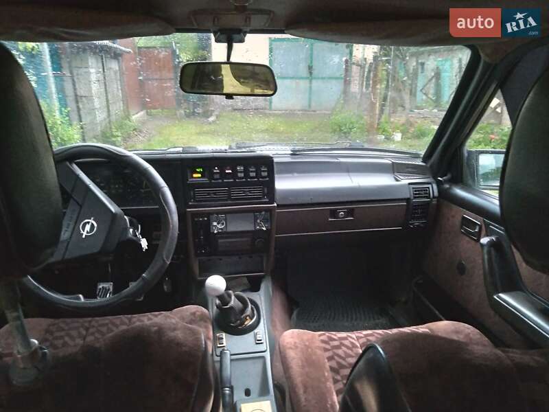 Седан Opel Rekord 1985 в Виноградове