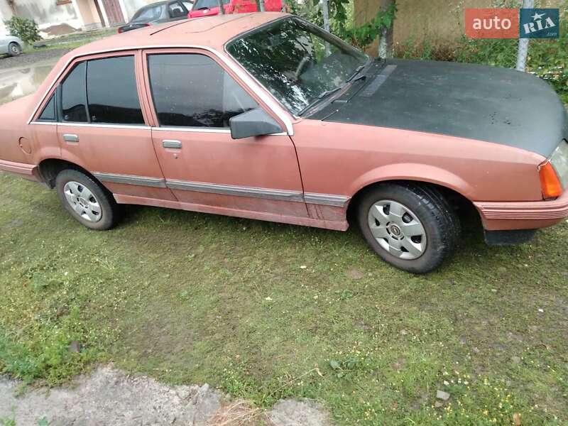 Седан Opel Rekord 1985 в Виноградове