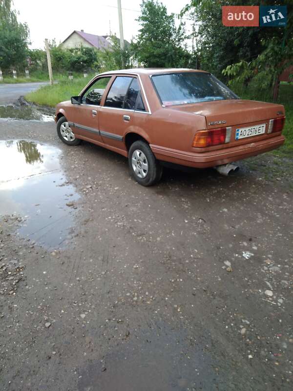 Седан Opel Rekord 1985 в Виноградове