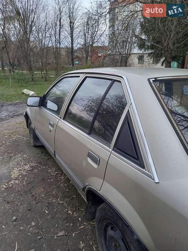 Седан Opel Rekord 1986 в Полтаві
