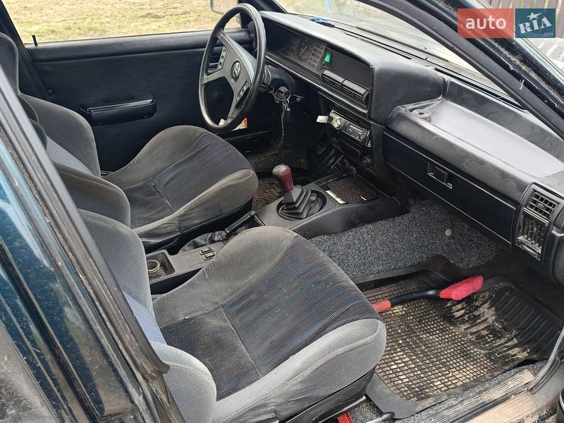 Седан Opel Rekord 1979 в Семенівці