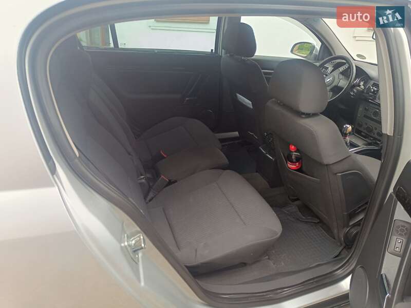 Хетчбек Opel Signum 2004 в Косові