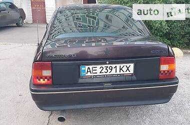 Седан Opel Vectra 1990 в Каменском