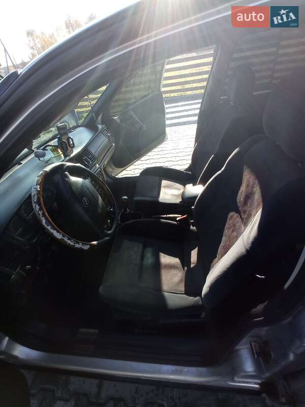 Седан Opel Vectra 1998 в Самборі