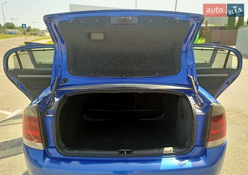 Седан Opel Vectra 2004 в Львові