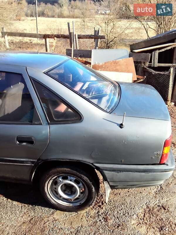 Седан Opel Vectra 1992 в Корсуне-Шевченковском