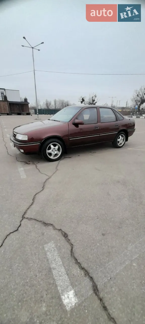 Машина в доброму стані, замінено зчеплення, передні задні колодки, також барабани, ручник працює.Двигун після капітального  ремонту пробіг 150 тис,коробка без проблем. Газ 2го покоління  вписаний, на газу працює добре. По кузову: потрібна заміна порогів,та задньої правої арки.Лобове стікло мінялося, нове. Передні амортизатори стоять "Каяба",задні пружини  нові. Торг
