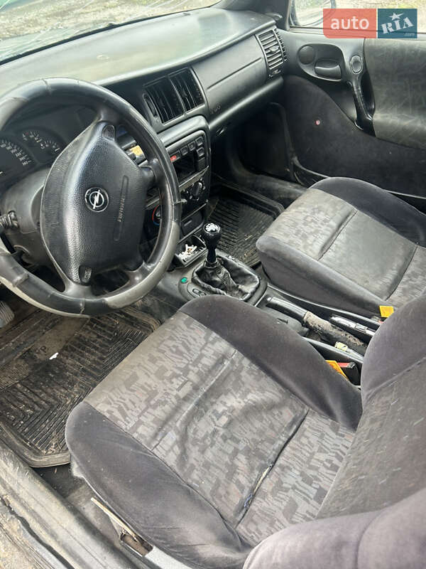Седан Opel Vectra 1998 в Славянске