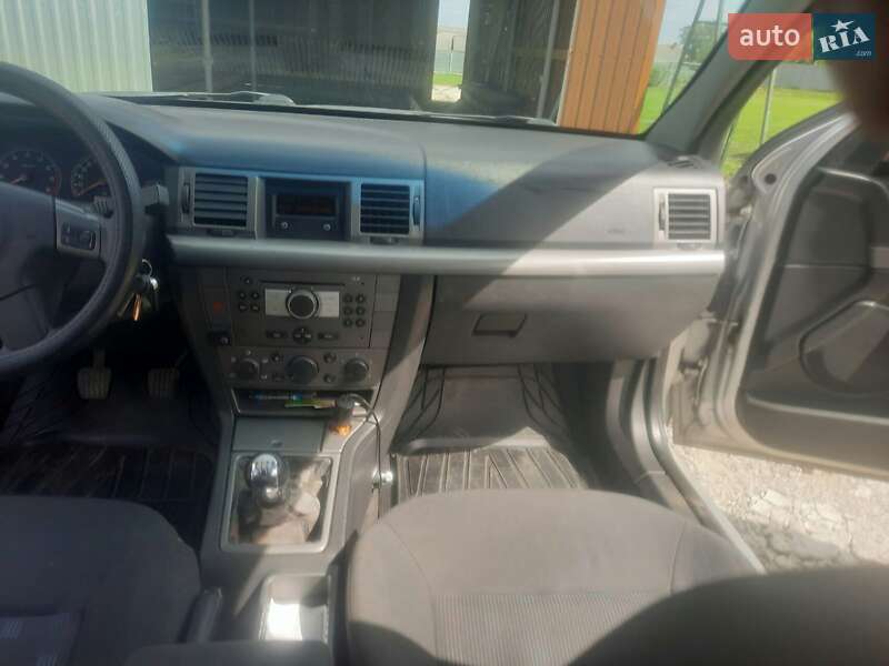 Седан Opel Vectra 2004 в Долині