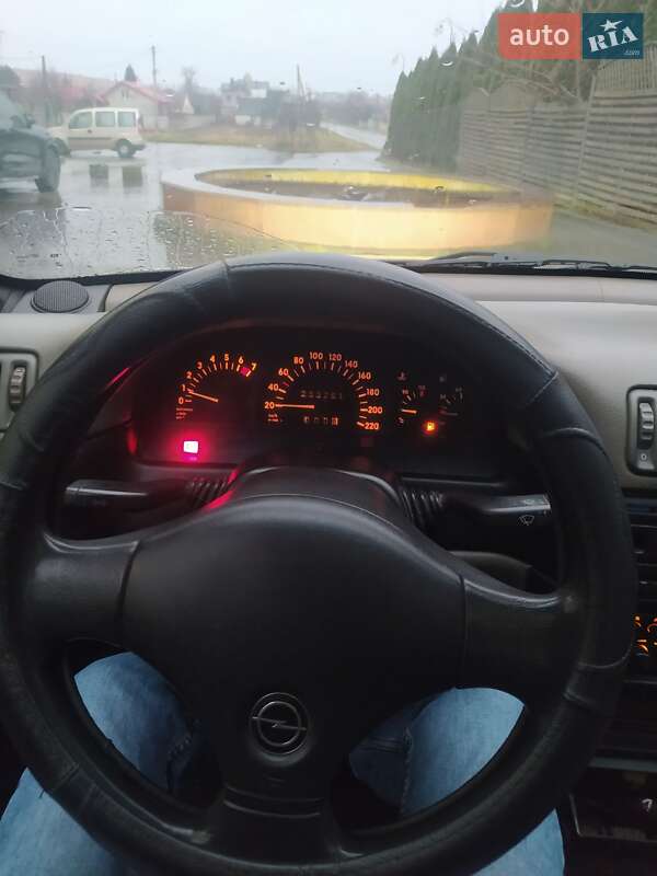 Седан Opel Vectra 1989 в Сокале
