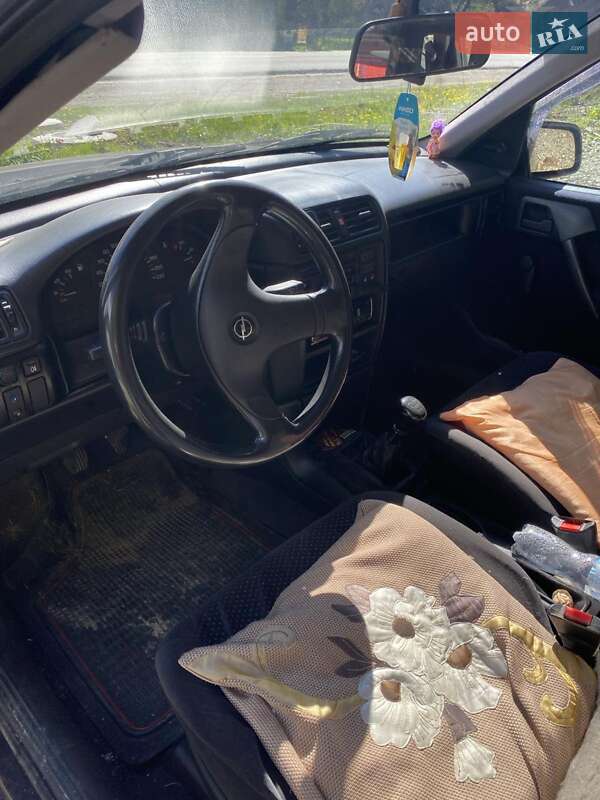 Седан Opel Vectra 1994 в Яремче