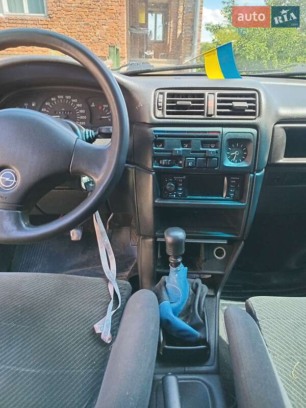 Седан Opel Vectra 1989 в Львові