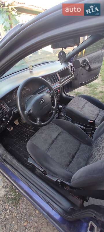 Седан Opel Vectra 1996 в Новоселице