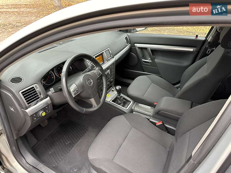 Лифтбек Opel Vectra 2006 в Лебедине