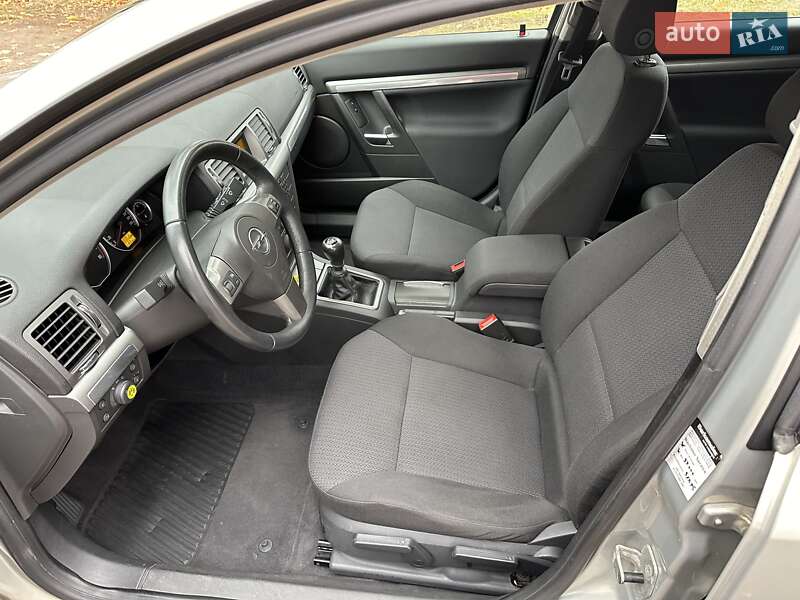 Лифтбек Opel Vectra 2006 в Лебедине